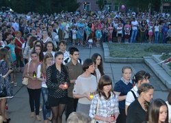 Студенти Уманського НУС разом із молоддю міста взяли участь у святковій свічковій ході, яка завершилася покладанням запалених лампадок до підніжжя Обеліска Слави